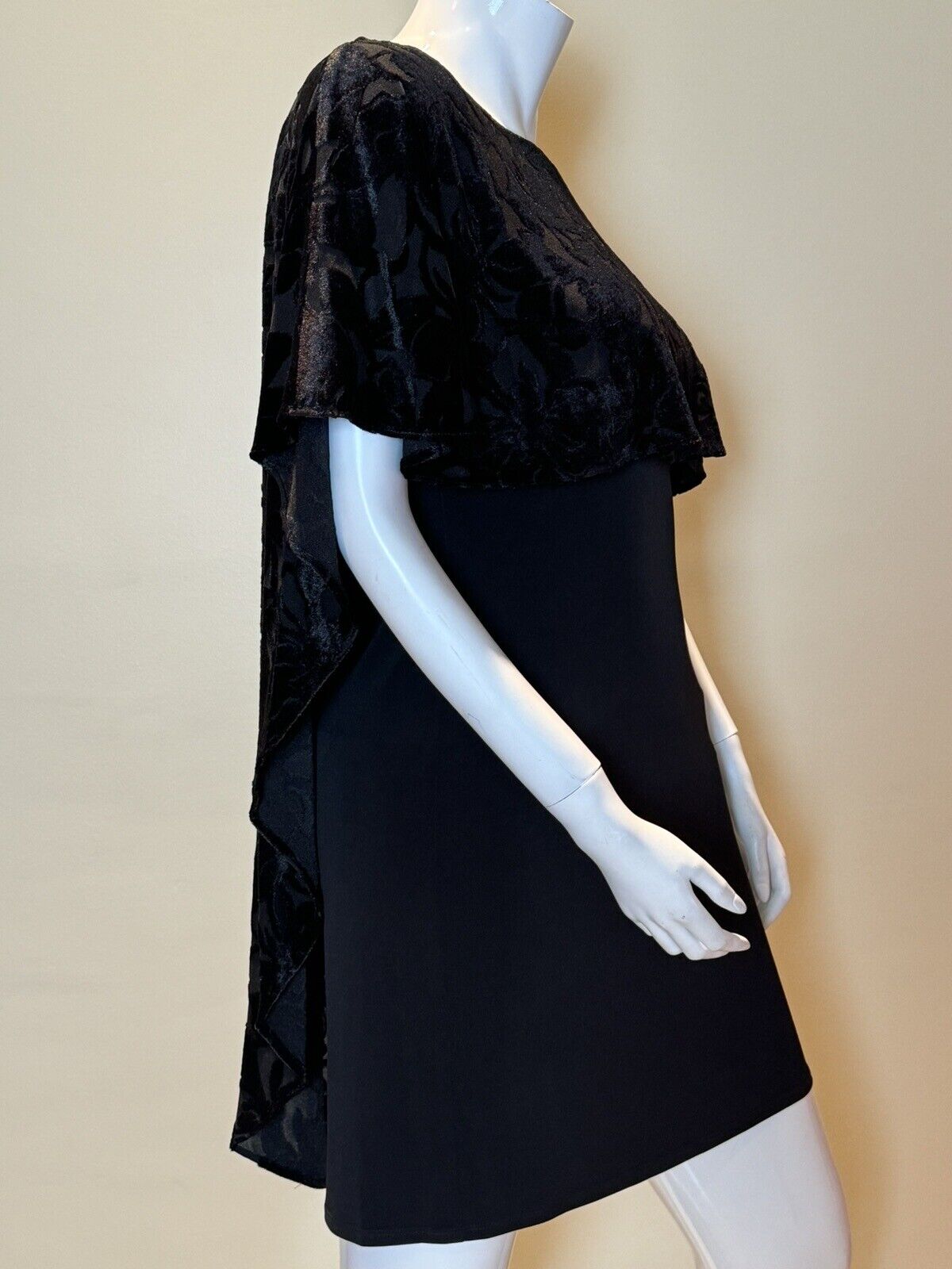 Glamour Woman's Size 6 Black Cape Dress. (64)