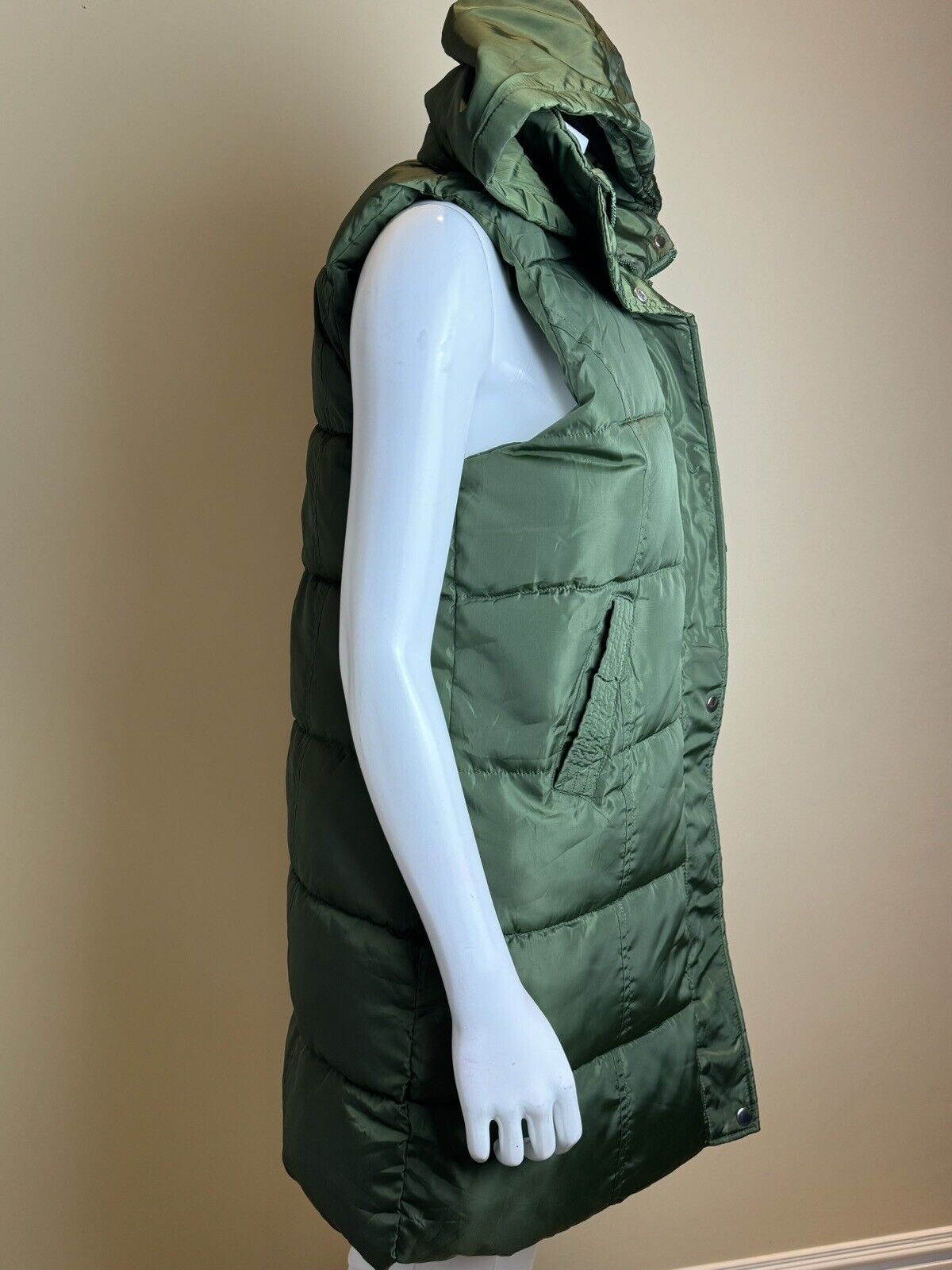 Fiona Jolin Women’s Puffer Vest Green Sz M.   (60)