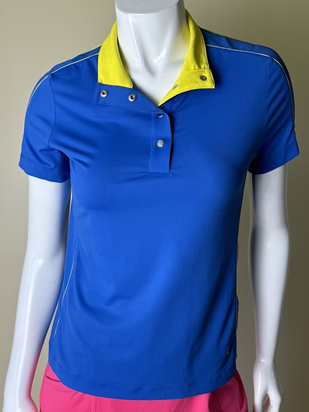 Lohla Sport Women’s Top Sz M Blue Golf shirt.  (64)