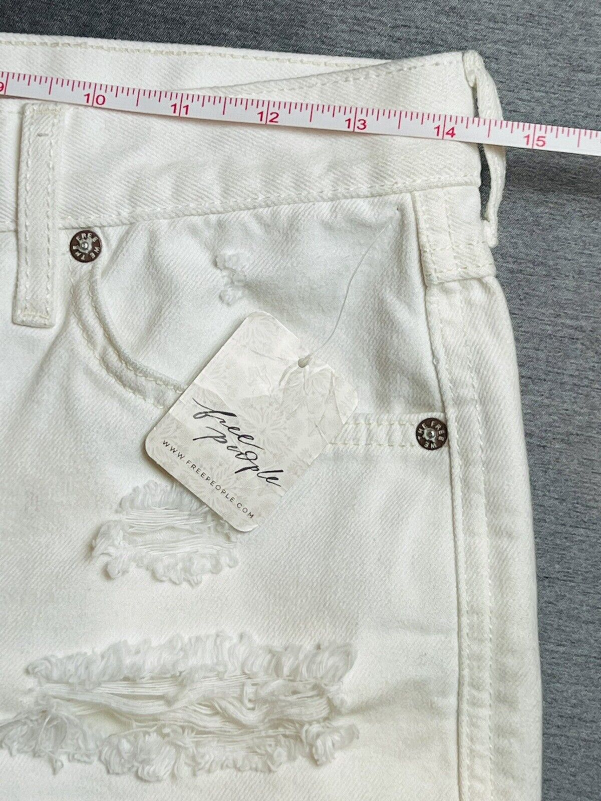 Free People Women’s Mid Rise Distressed White Jean Shorts Size 25