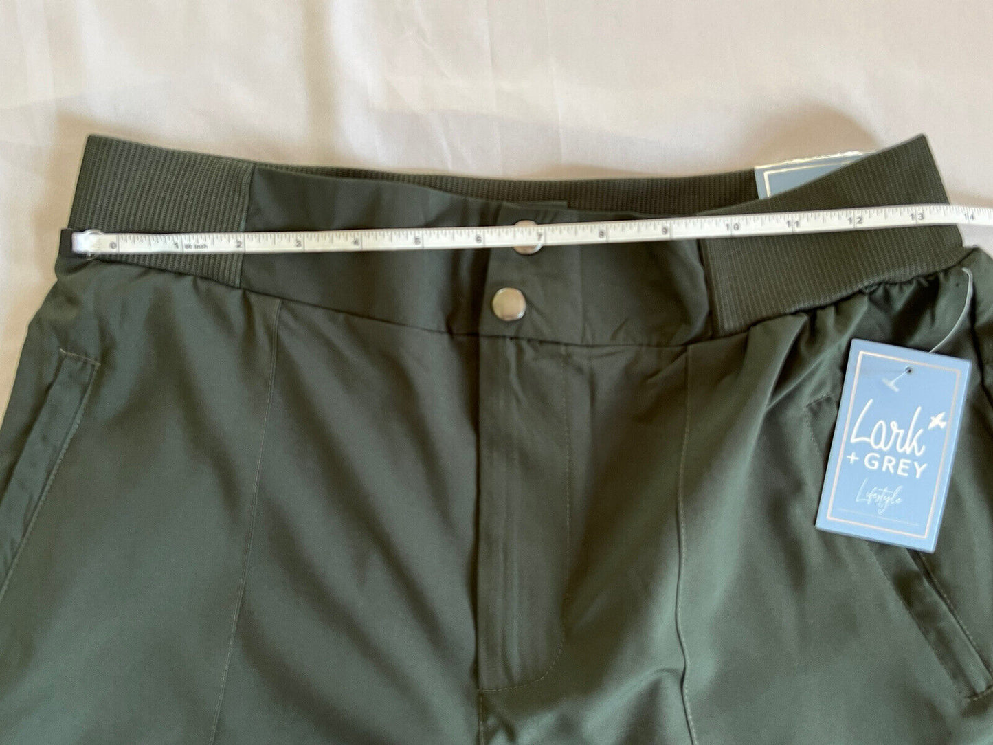 Lark+Grey Women’s Green Stretch Waist Shorts Sz M