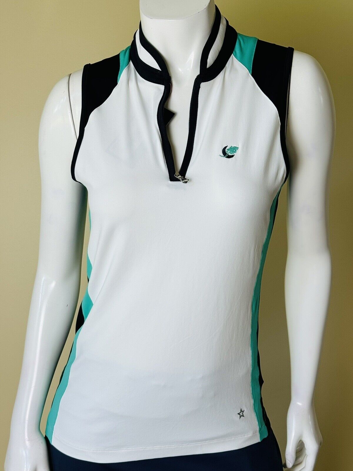 Lohla Sport Women’s Top Sz M Golf shirt.  (66)