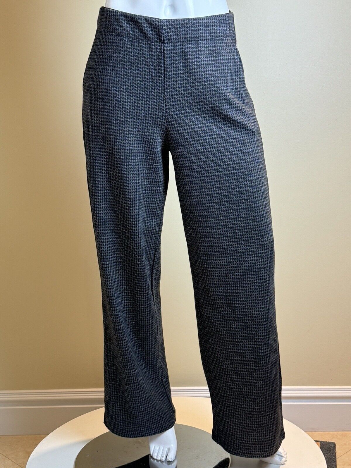 Max Studio Women’s Plaid Pants Stretch Sz M.  (63)